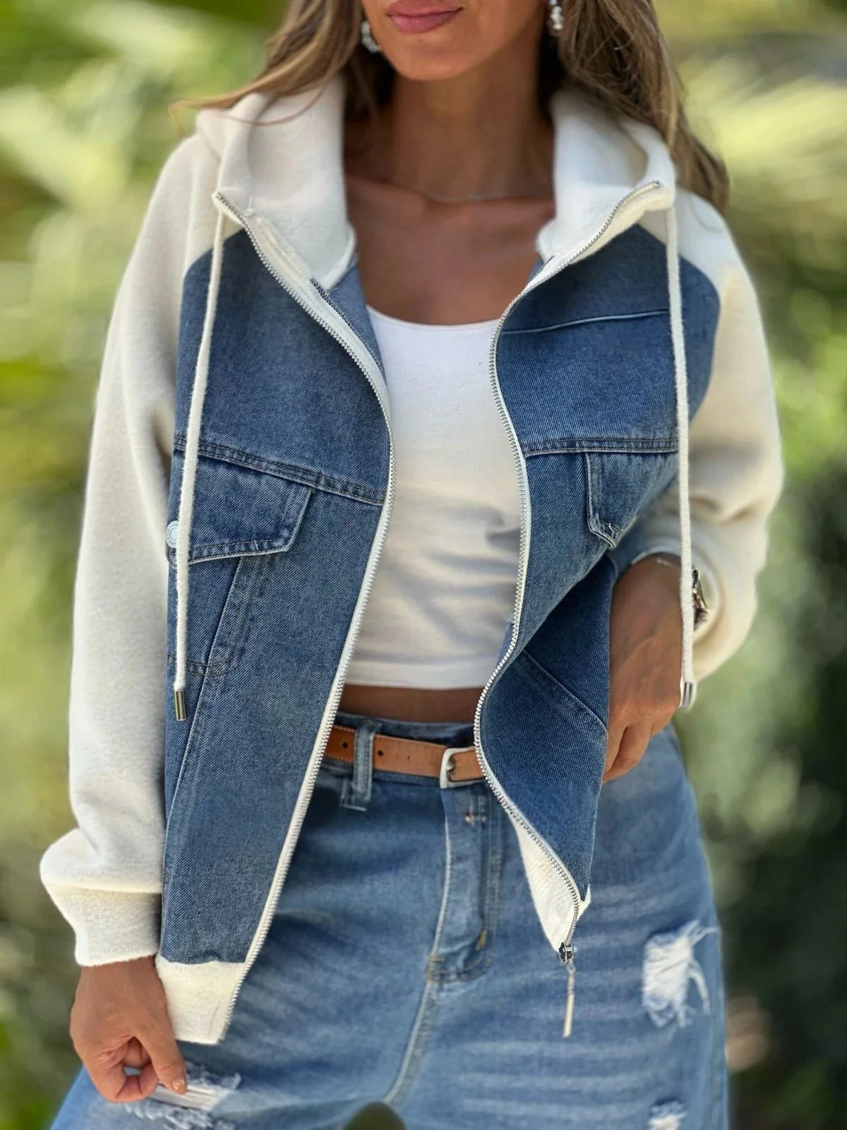 ID:3498 - Dżinsowa kurtka casual z kapturem i patchworkiem