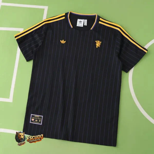 MANCHESTER UNITED ENTRANIMENTO 25/26 NEGRA HOMBRE (RETRO)